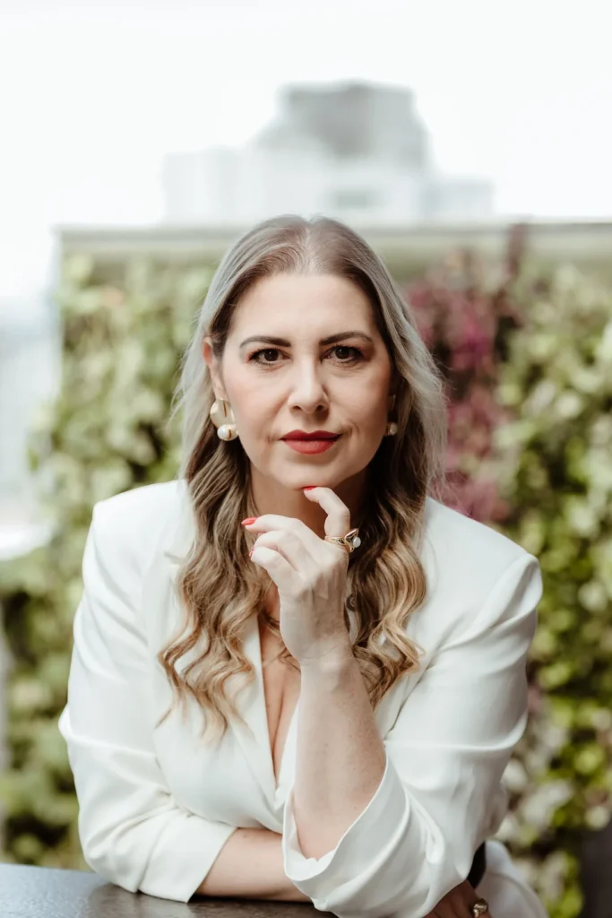 Retrato da Dra. Lidiane Maciel Feijó, advogada empresarial, OAB/SC 31.824