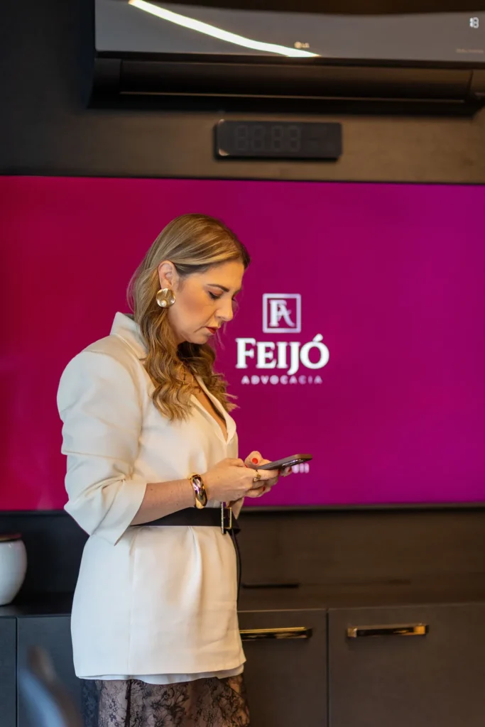 Dra. Lidiane Maciel Feijó no escritório da Feijó Advocacia, em Florianópolis