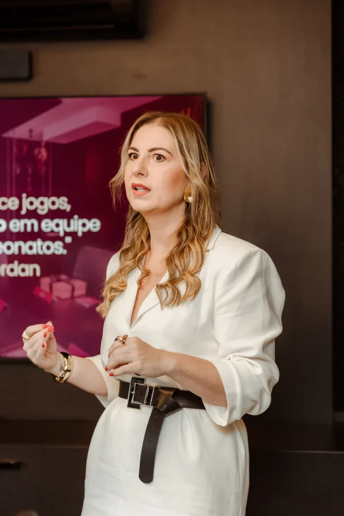 Dra. Lidiane Maciel Feijó durante apresentação na Feijó Advocacia