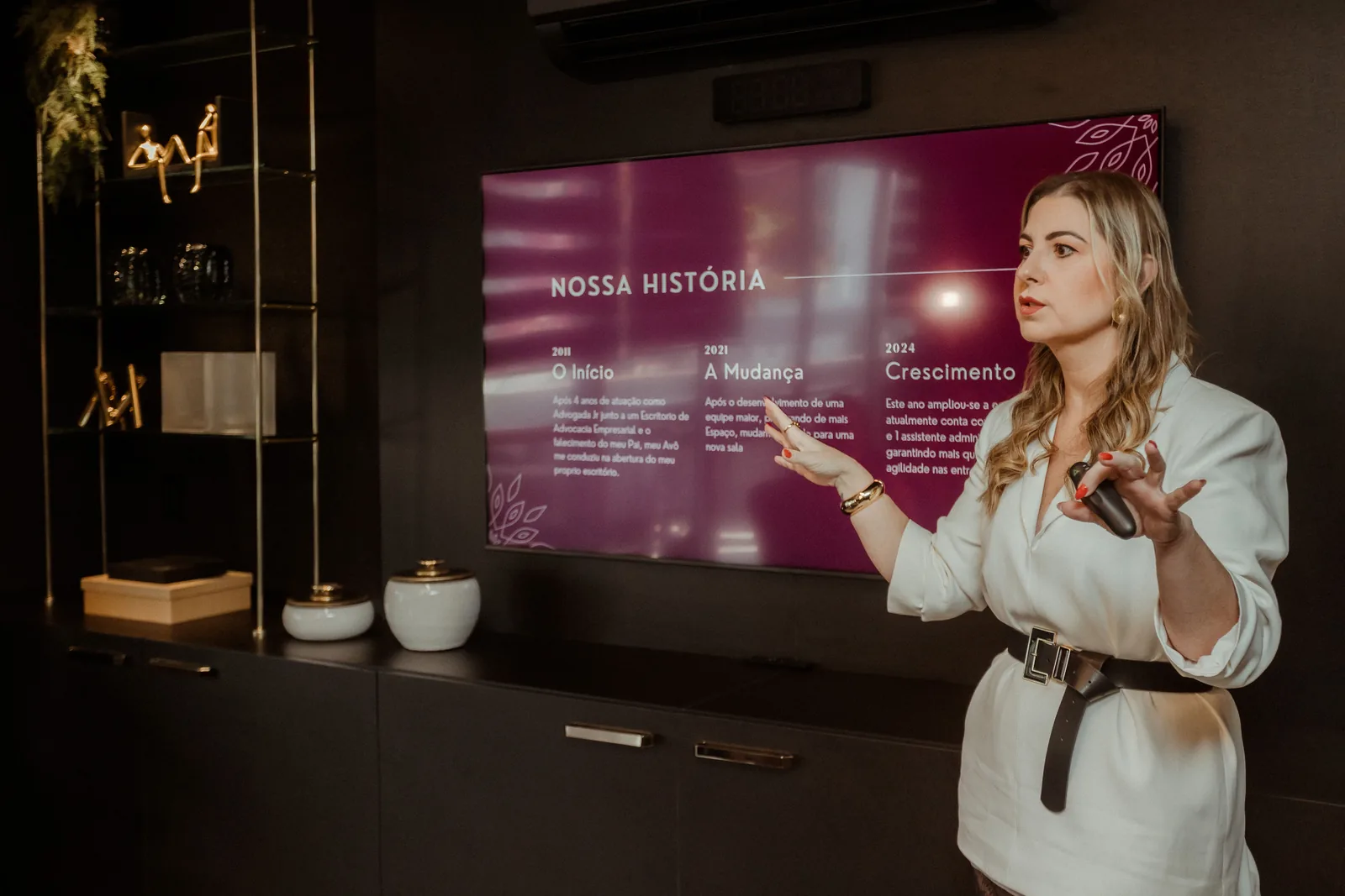 Dra. Lidiane Maciel Feijó apresentando a trajetória da Feijó Advocacia